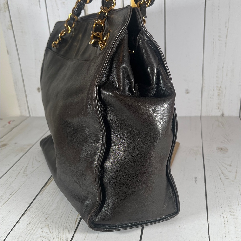 CHANEL • Authentic Vintage Shoulder Bag - Picture 4 of 12